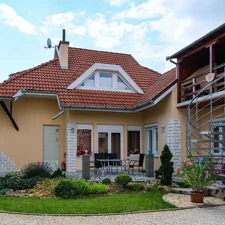 شقة 4 Evszak غيولا